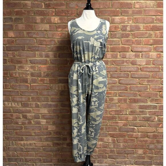 Cherish Camouflage Sleeveless Jumpsuit Size Large NEW - Picture 3 of 7